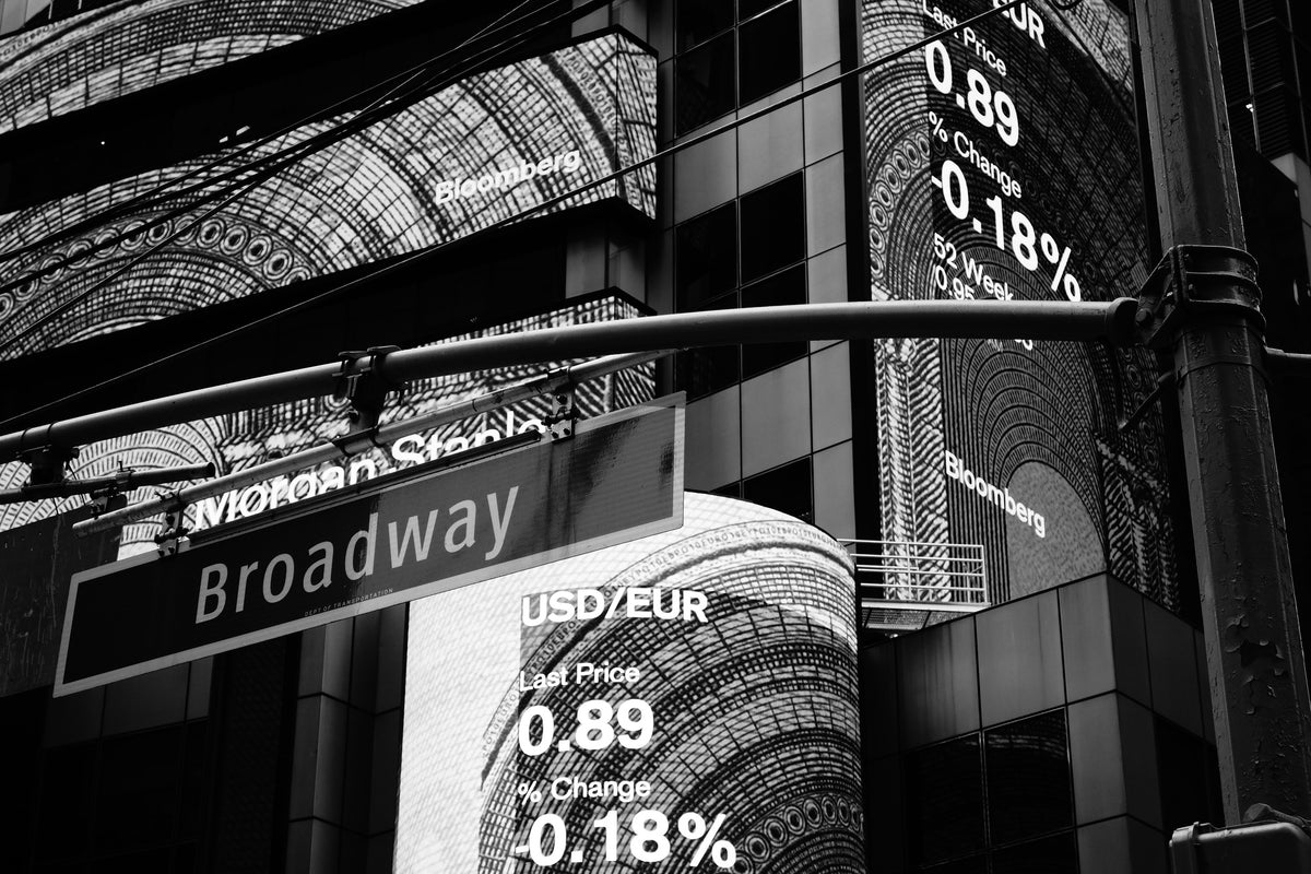3-piece-aluminium-print-at-night-on-broadway