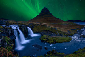 canvas-print-kirkjufell-under-a-boreal-green-sky