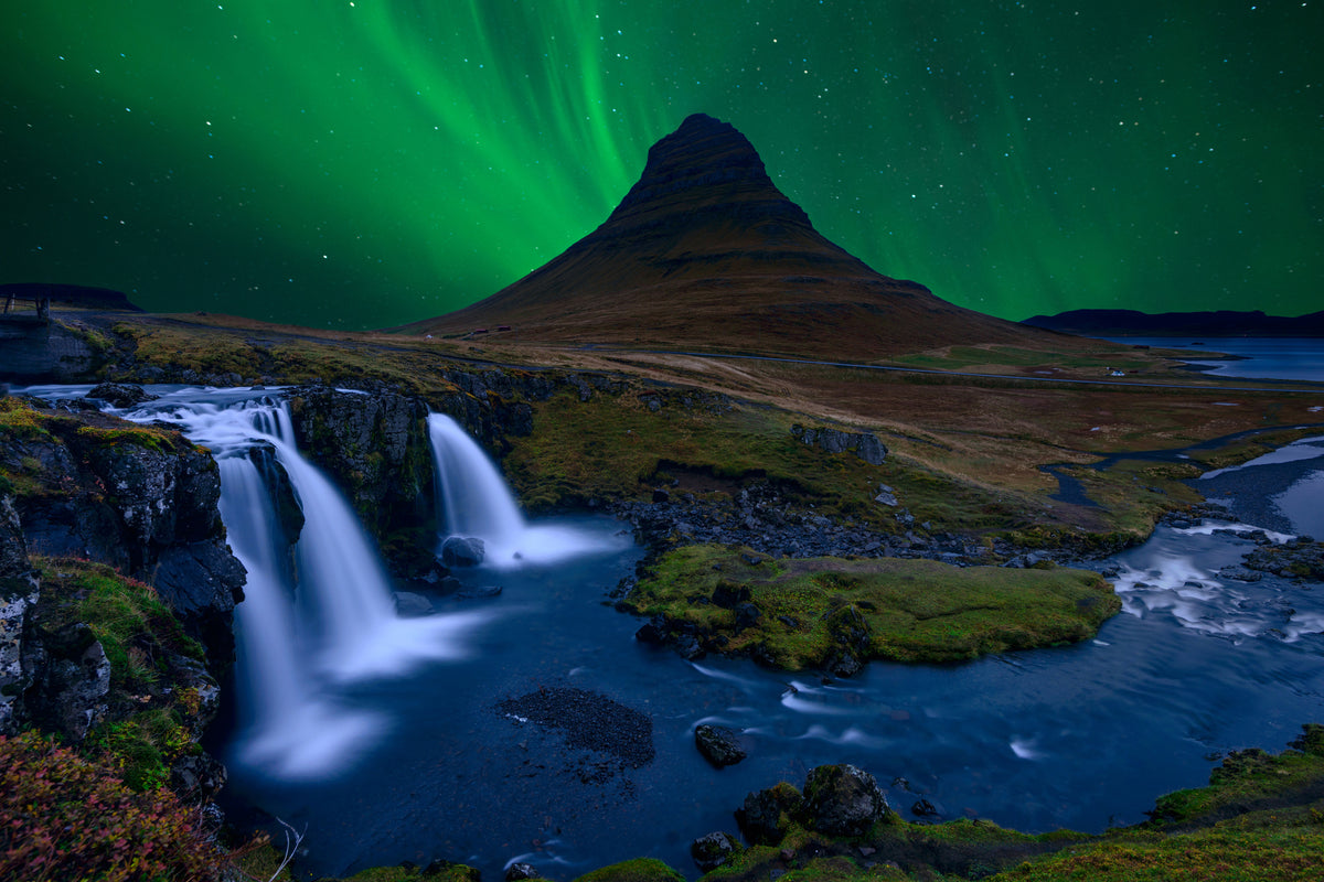framedcanvas-print-kirkjufell-under-a-boreal-green-sky