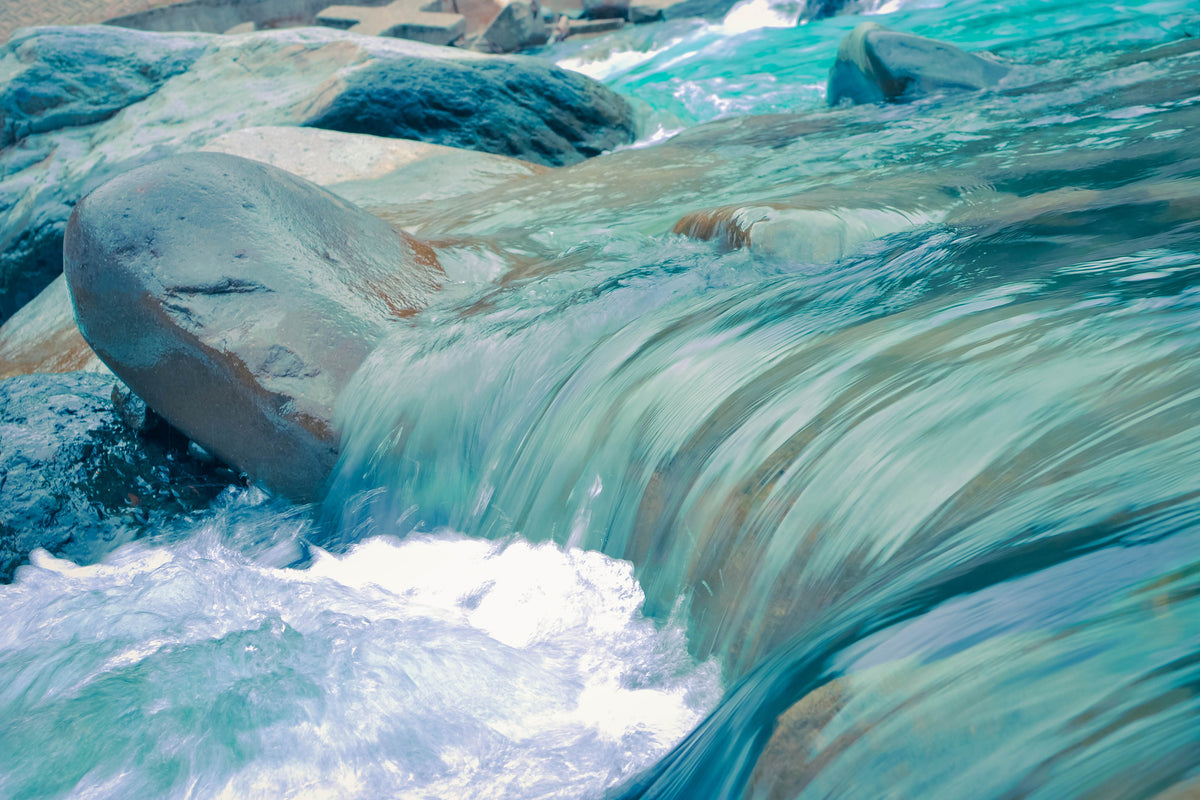 modern-3-piece-aluminium-print-so-close-to-the-water