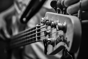 3-piece-aluminium-print-close-up-guitarist