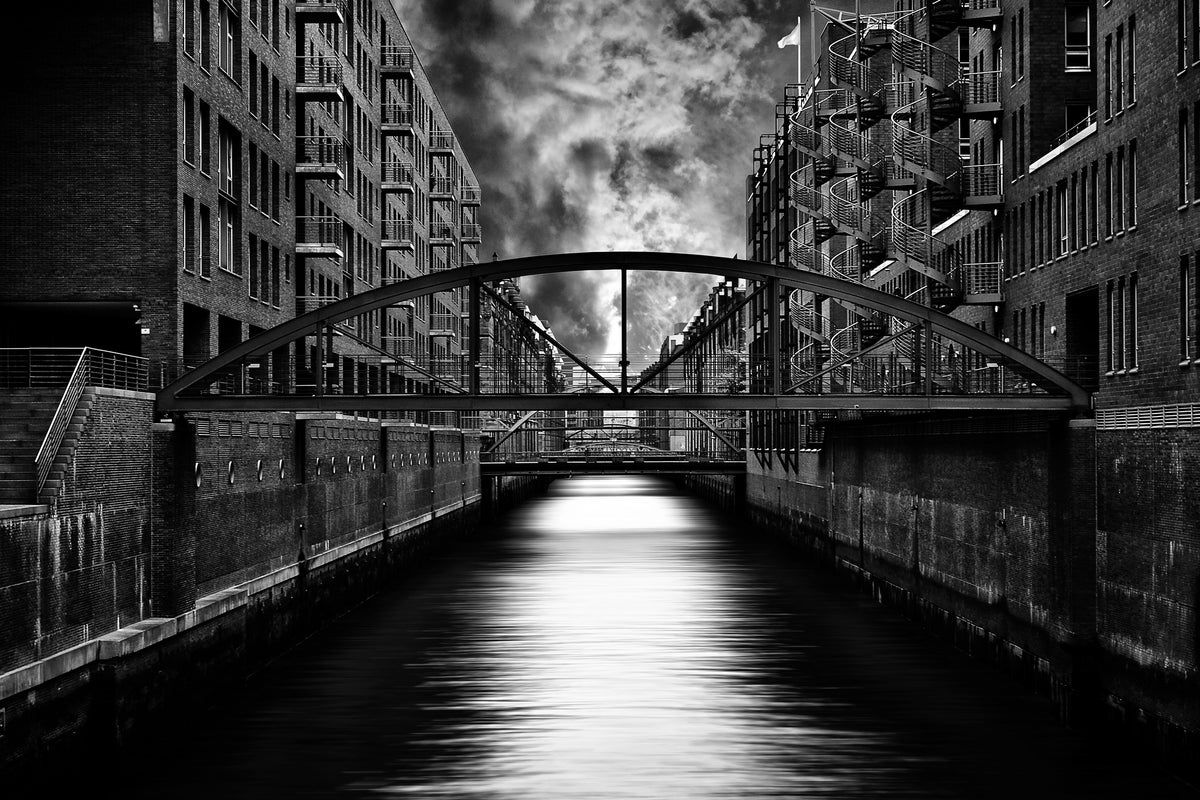 framedcanvas-print-the-other-side-of-hamburg